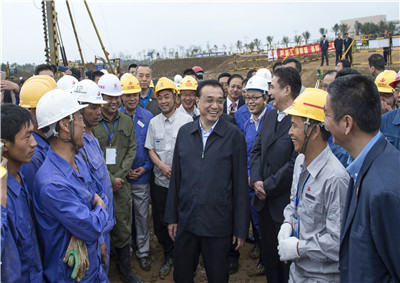 2015年，国务院总理李克强视察位于海南的3354cc金沙集团登录第七建设公司项目部